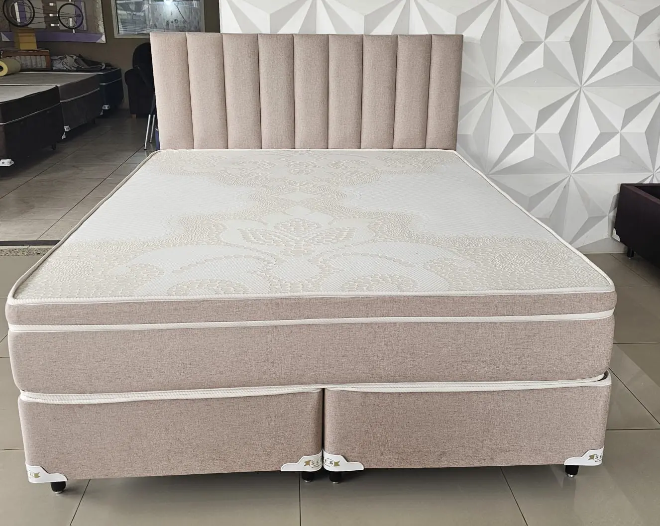 Cama box clara com colchão e cabeceira