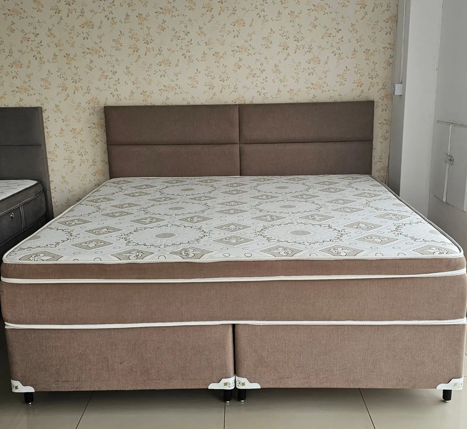 Cama box de casal em tecido bege