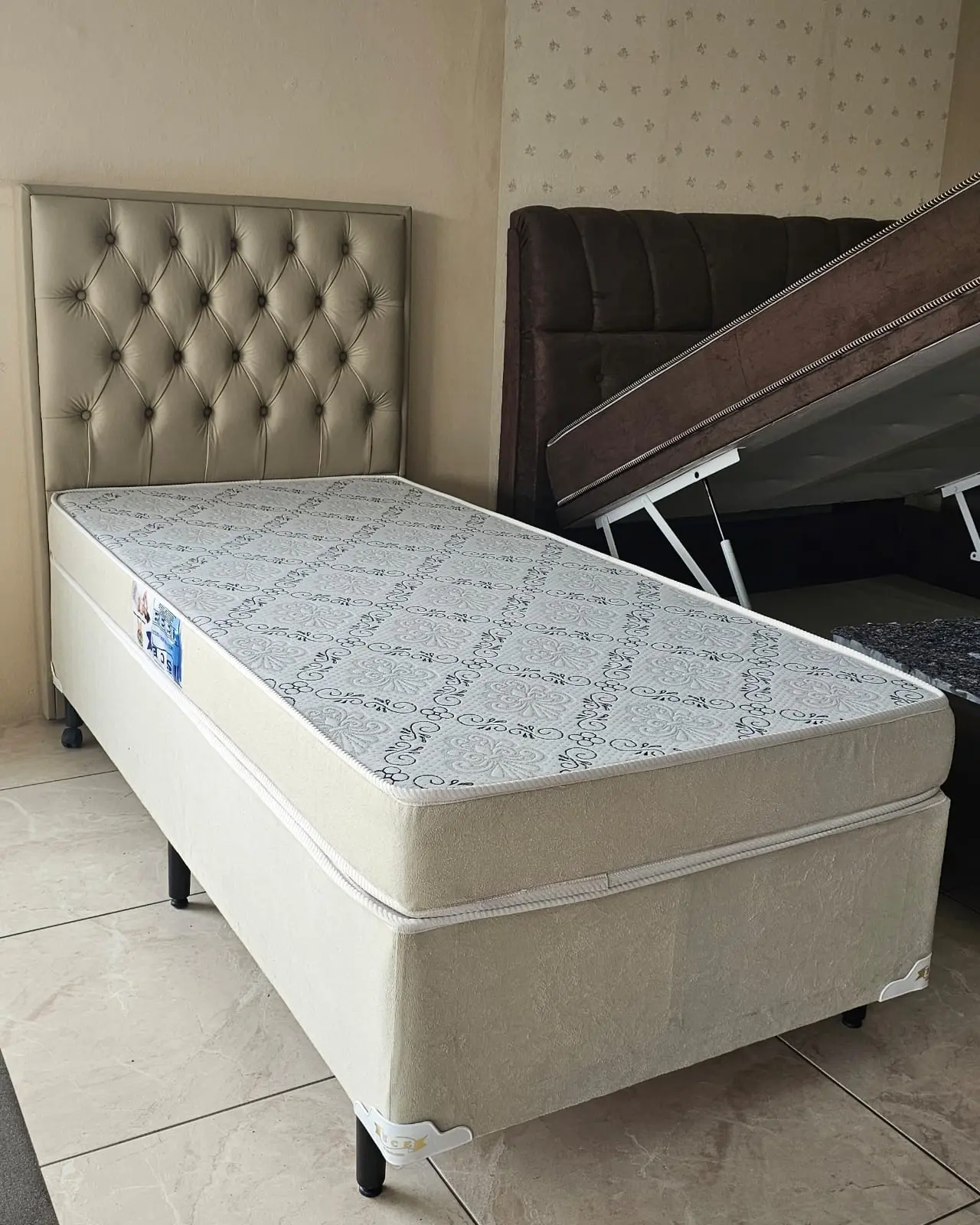 Colchão de espuma de solteiro com cama box clara
