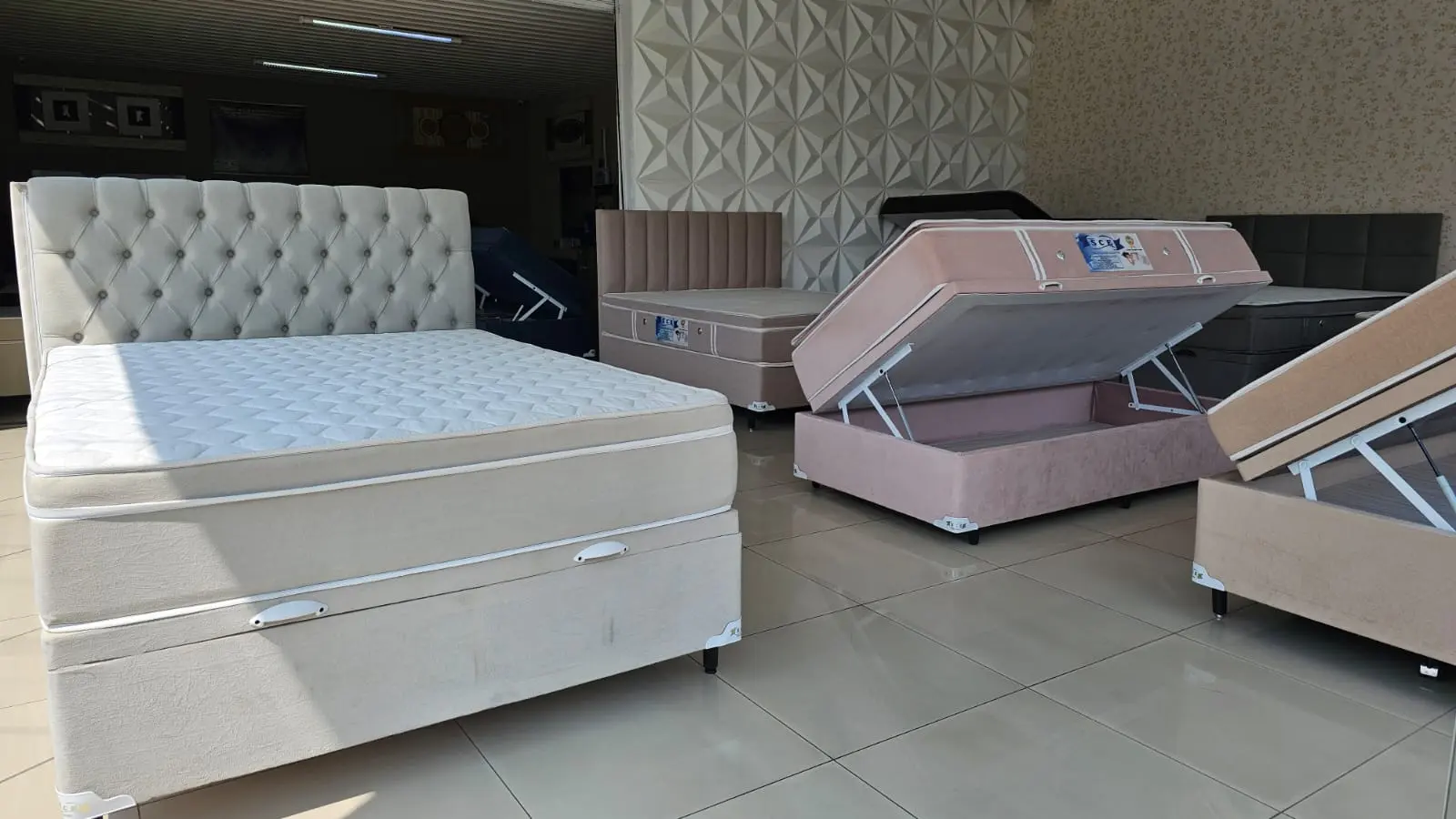 Diversos modelos de cabeceiras expostos na loja