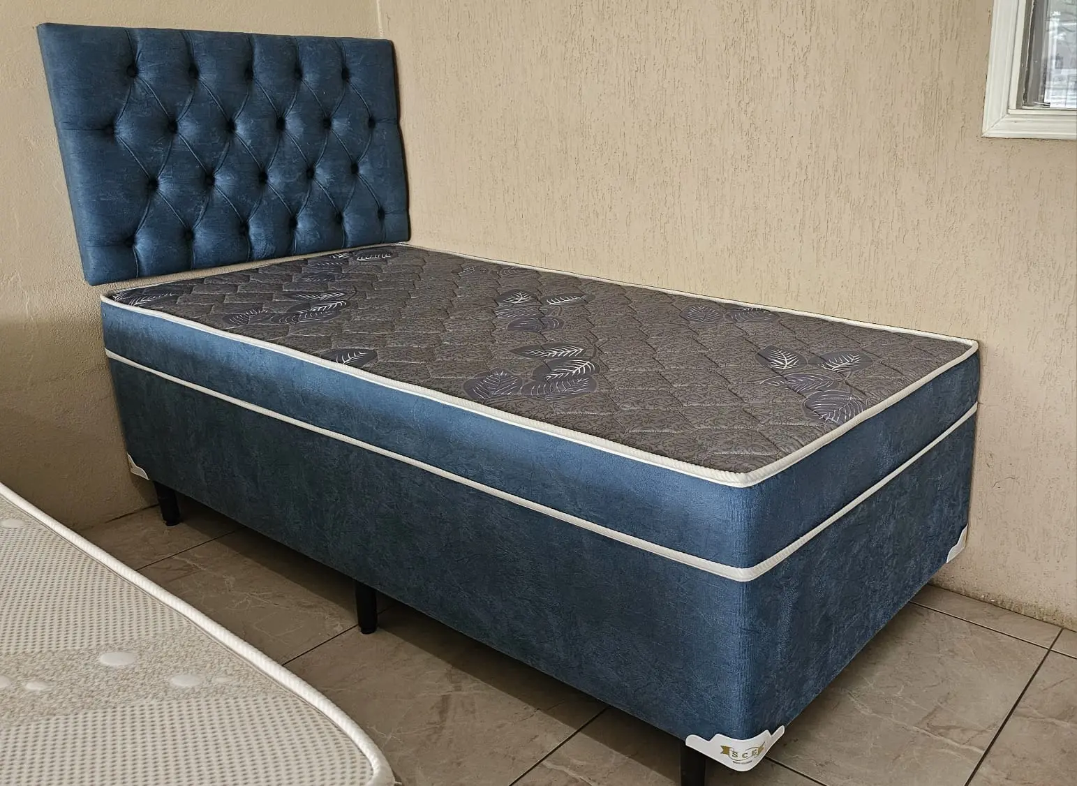 Conjunto de solteiro azul com cabeceira